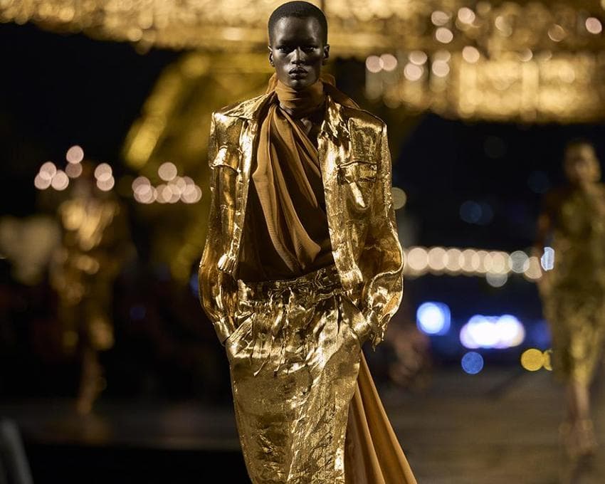 Ipnotico e seducente l’oro di Saint Laurent illumina la Tour Eiffel