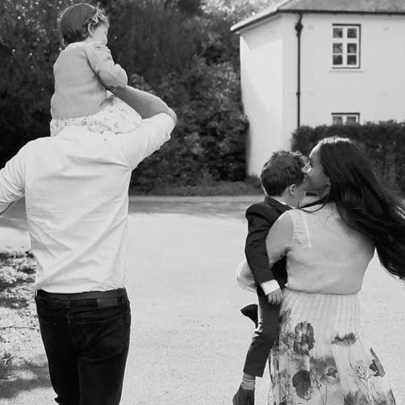 I paparazzi si appostano fuori della scuola di Archie e Lilibet: Harry è furioso