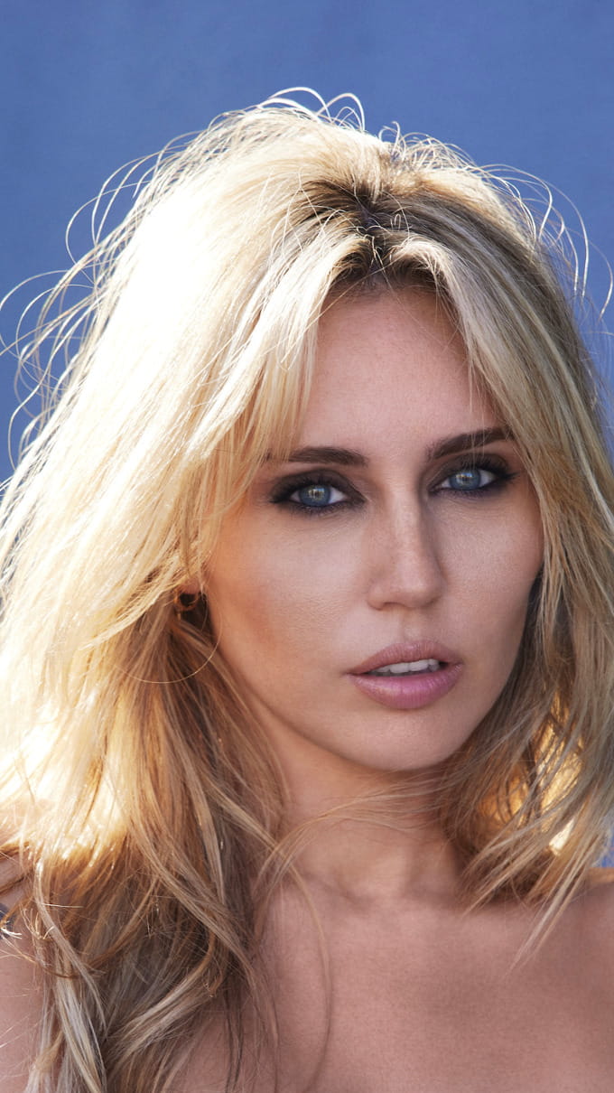 Miley Cyrus attraverso la lente di Mert Alas: “Se crede in qualcosa non ha paura di realizzarla”