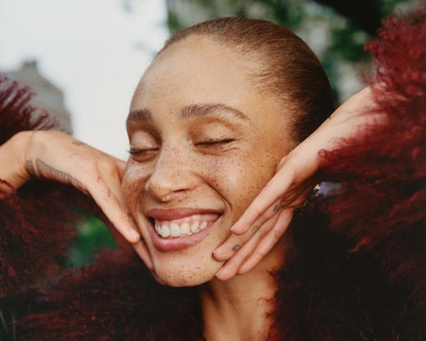 Adwoa Aboah, modella e attivista: “Essere vulnerabili fa paura a tutte le età”