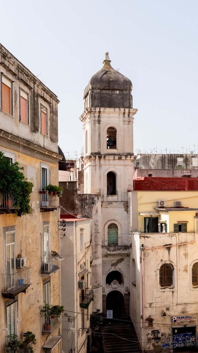 L’oro di Napoli. Un appartamento rinnovato nel cuore dei Quartieri Spagnoli 