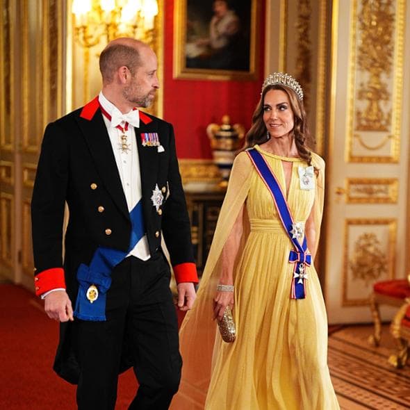 Kate al banchetto per il Sultano dell’Oman: tiara di lady D, abito e gioielli 
