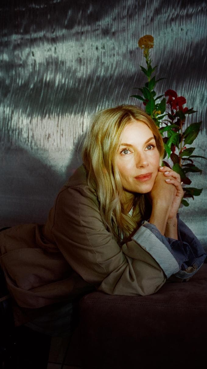 Sienna Miller: “Divorziare è terribile: due persone che si amavano finiscono per odiarsi”