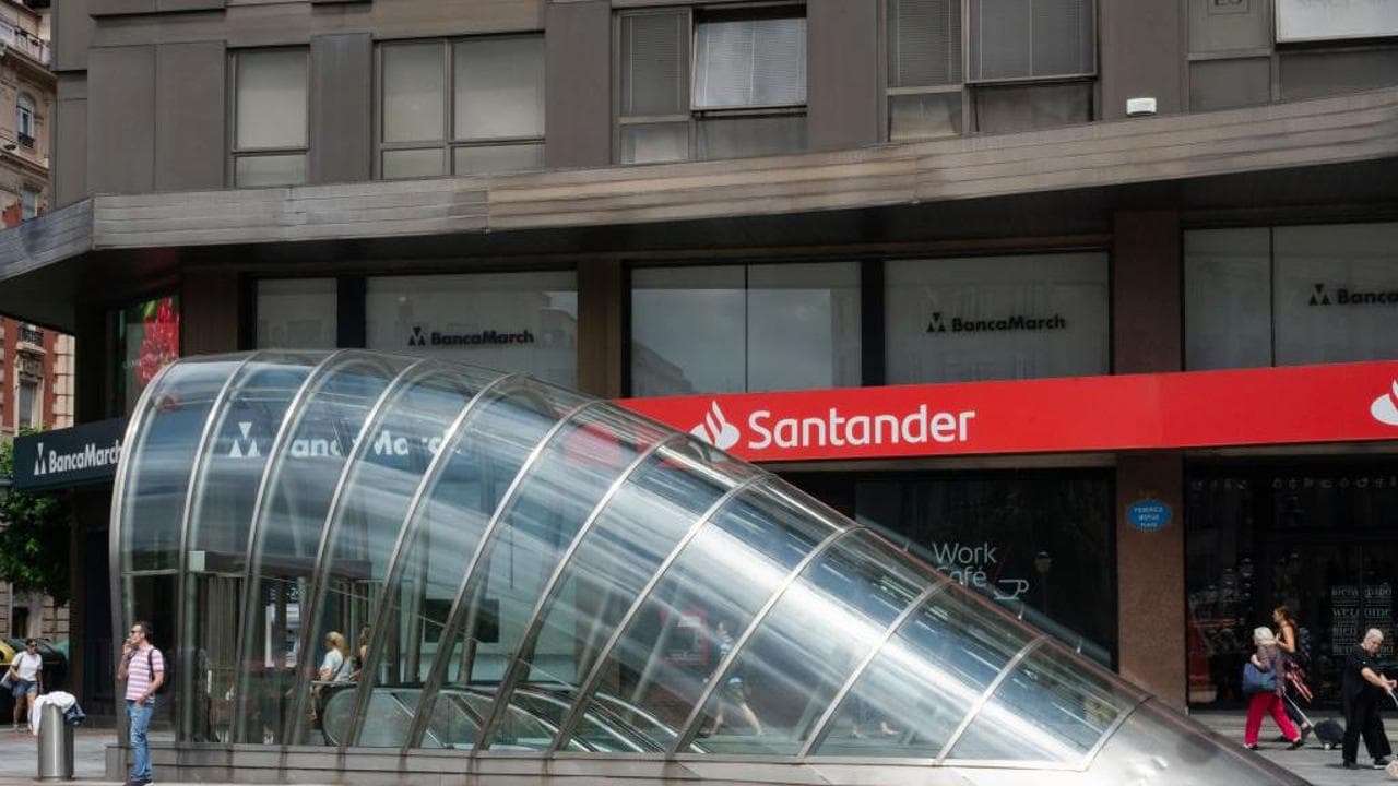 Entrada da estação de metrô Plaza Mayua em Bilbao, Espanha - projetada por Norman Foster