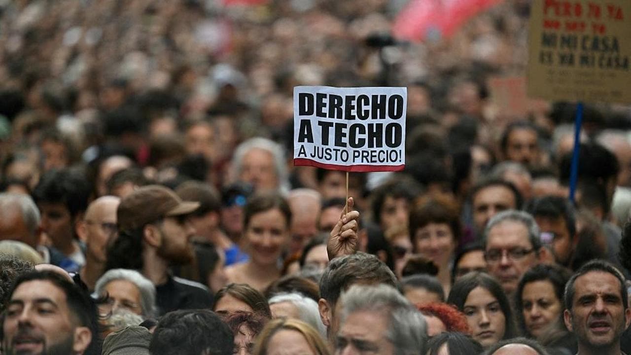 Manifestantes segurando cartazes com os dizeres 