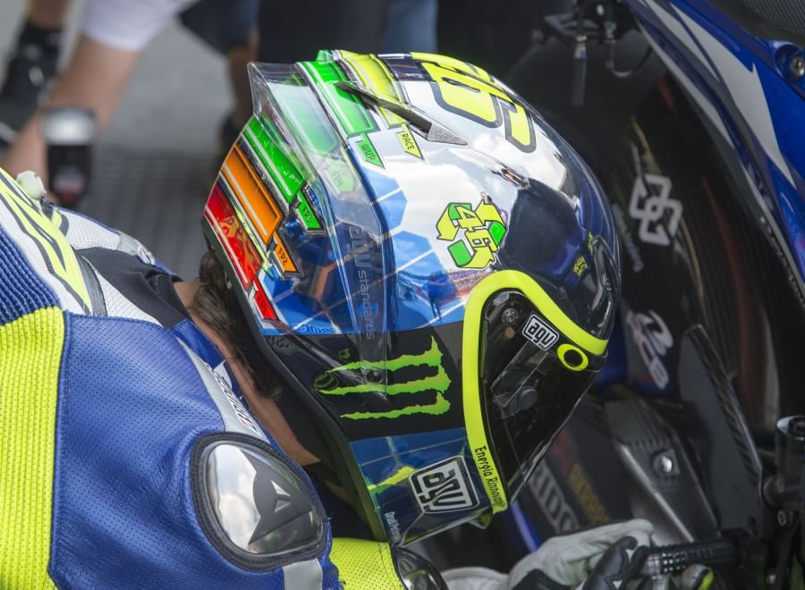 L'ironia di Valentino Rossi: il casco va a \