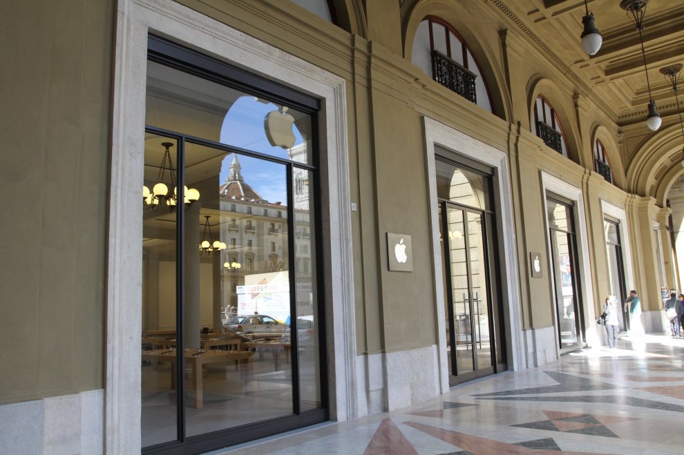 via-i-pannelli-neri-ecco-gli-interni-del-nuovo-apple-store-di-firenze
