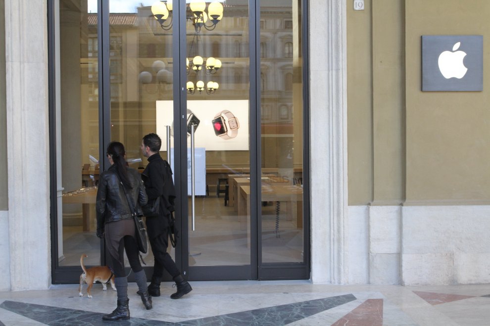 via-i-pannelli-neri-ecco-gli-interni-del-nuovo-apple-store-di-firenze