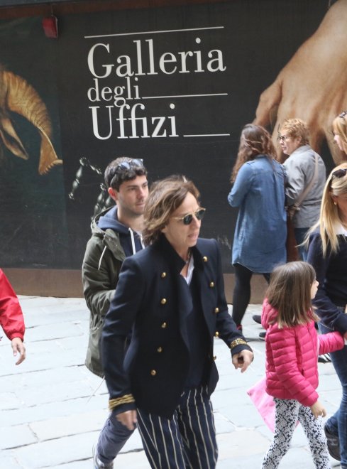 Firenze, Gianna Nannini in visita agli Uffizi con la figlia Penelope ...