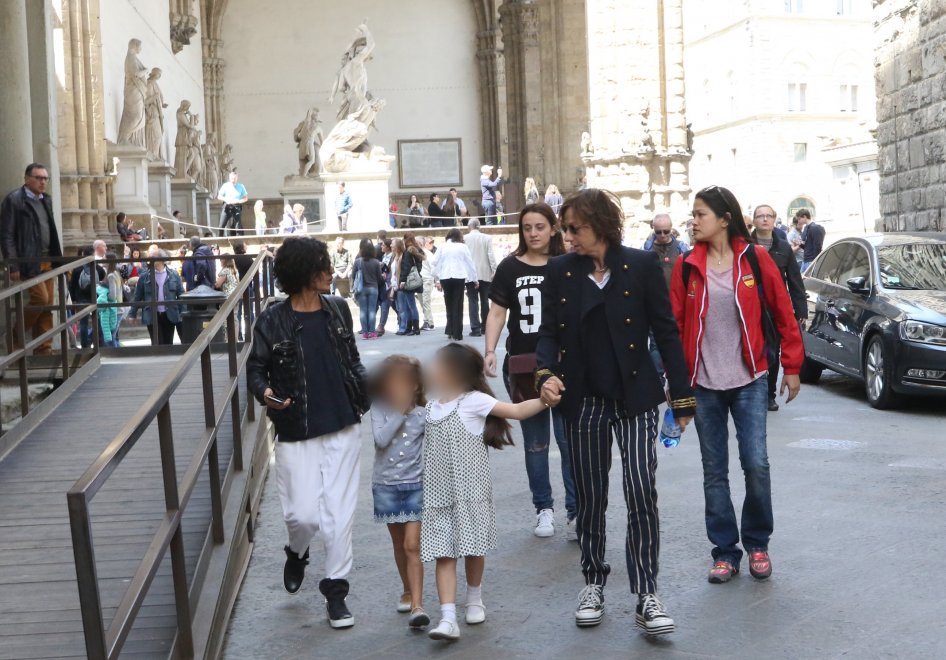 Firenze, Gianna Nannini in visita agli Uffizi con la figlia Penelope ...