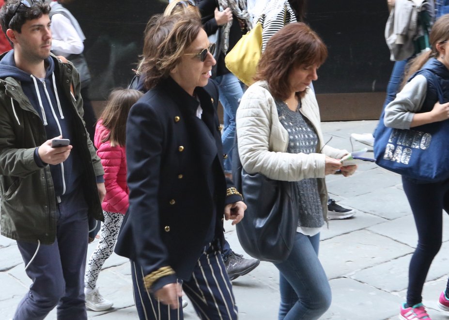 Firenze, Gianna Nannini in visita agli Uffizi con la figlia Penelope ...