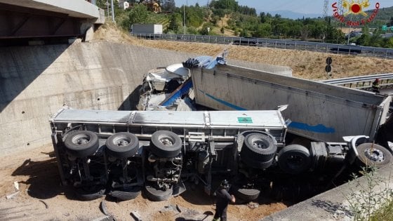 Scontro tra due tir e tre auto sulla Firenze-Siena: quattro feriti - la ...