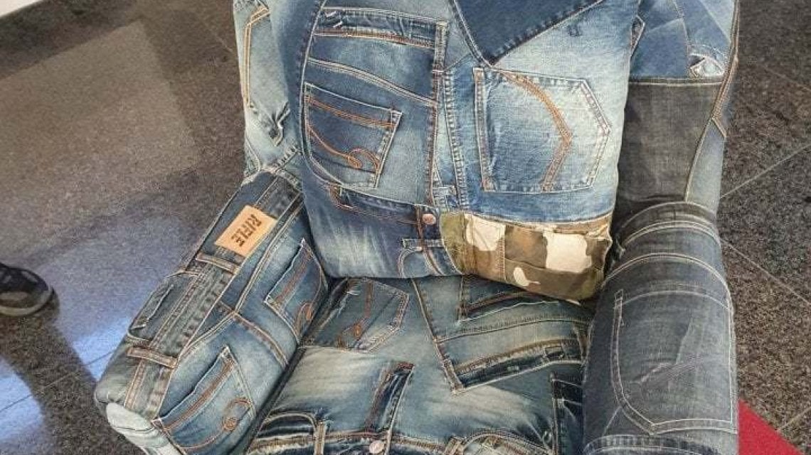 Rifle, tutti pazzi per i jeans, vanno all'asta anche gli arredi degli  uffici - la Repubblica