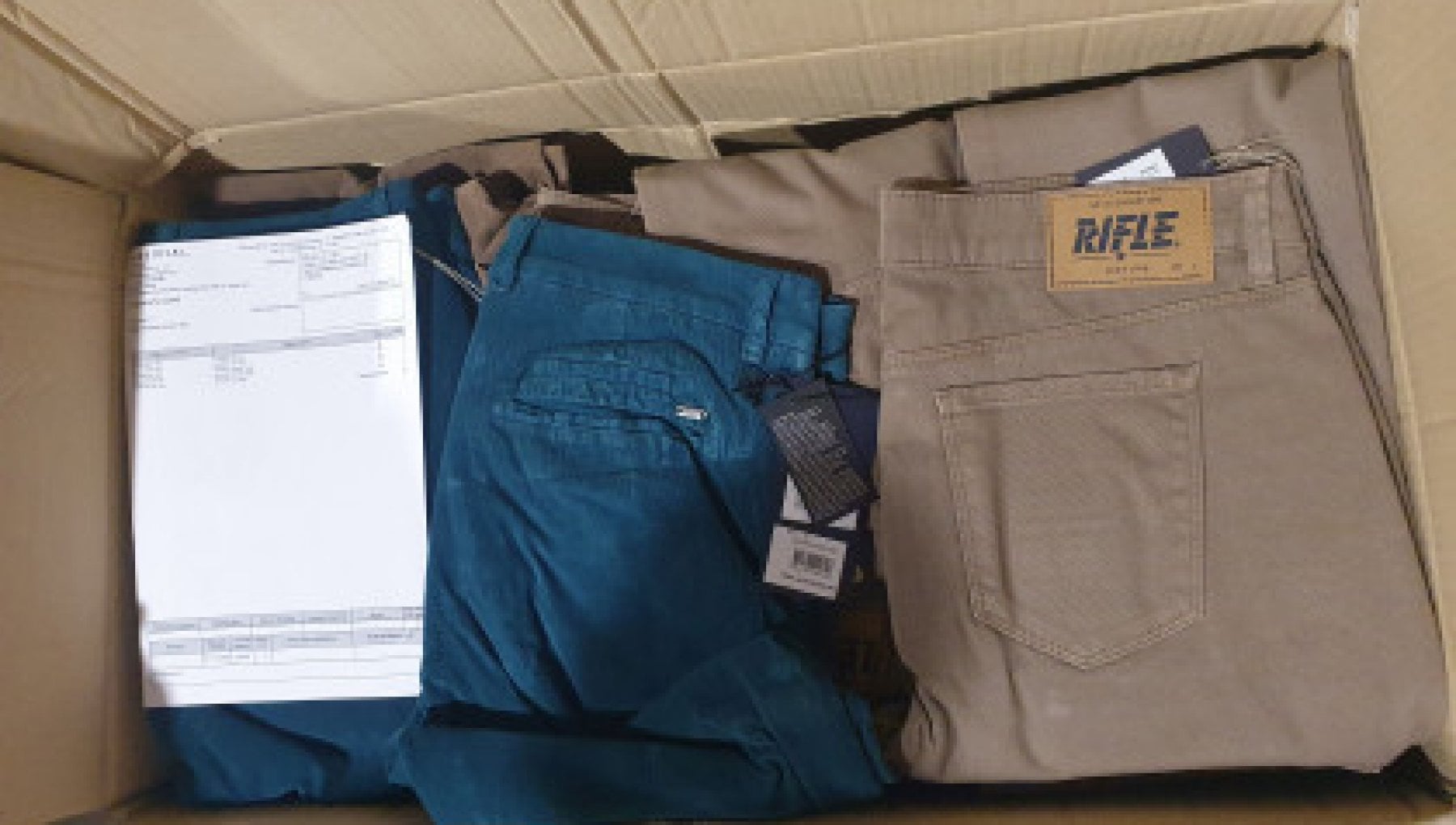 Tutti i jeans e gli altri abiti di Rifle all'asta - la Repubblica