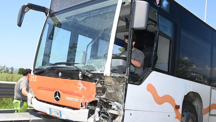 Firenze, muore nello scontro tra bus di linea e auto. C'è anche un ...