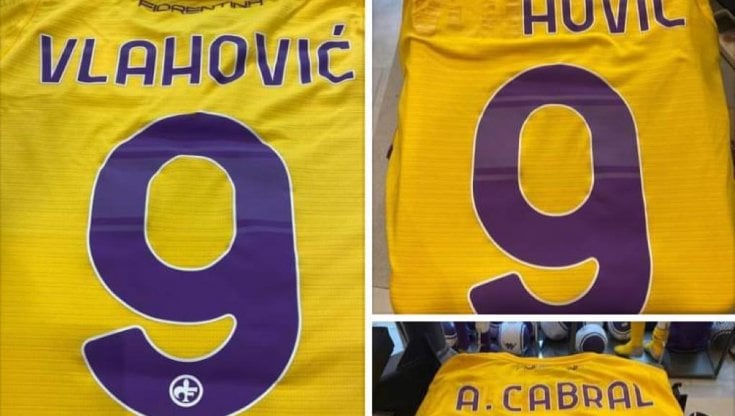 Addio Vlahovic, sulla maglia dei tifosi il suo nome si può sostituire con  quello di Cabral: bastano 20 euro - la Repubblica