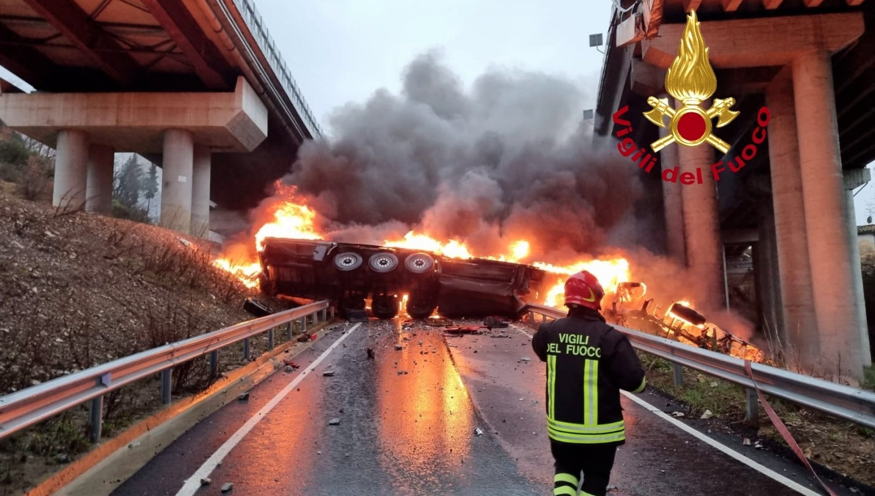 Incidente A1 Camion Precipita Dal Viadotto Morto Il Conducente La 