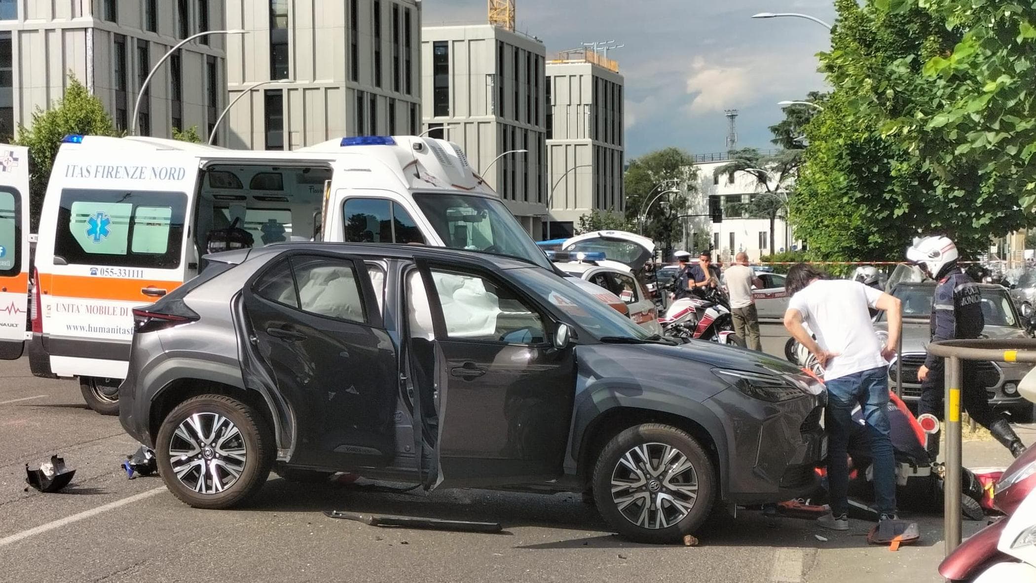 Scontro tra moto e auto, morto un ragazzo di 23 anni in viale Belfiore ...