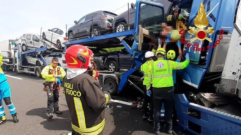 A1, incidente tra camion e auto: due morti - la Repubblica