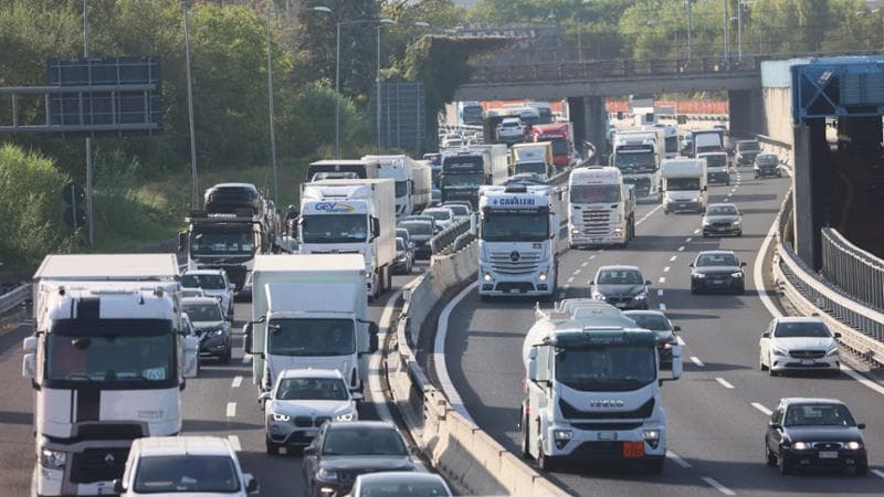 Fuoco sul Tir, lunghe code e traffico in tilt sull’A1 tra Firenze e il ...