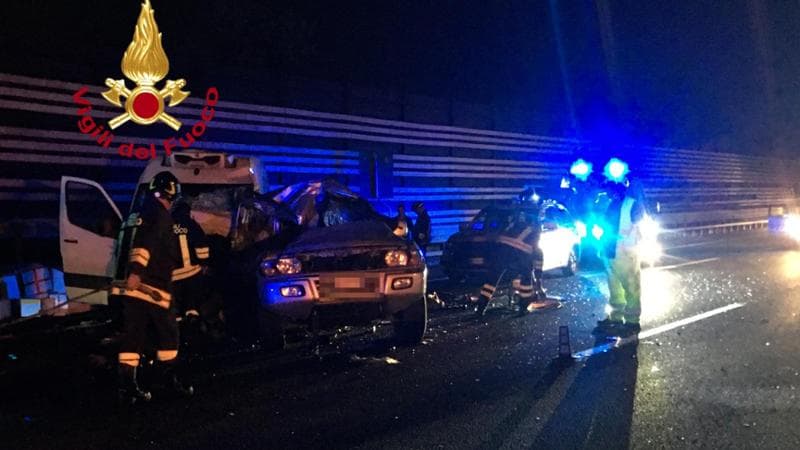 Scontro tra un Suv e tre camion e un furgone prima dell’alba in A1: un ...