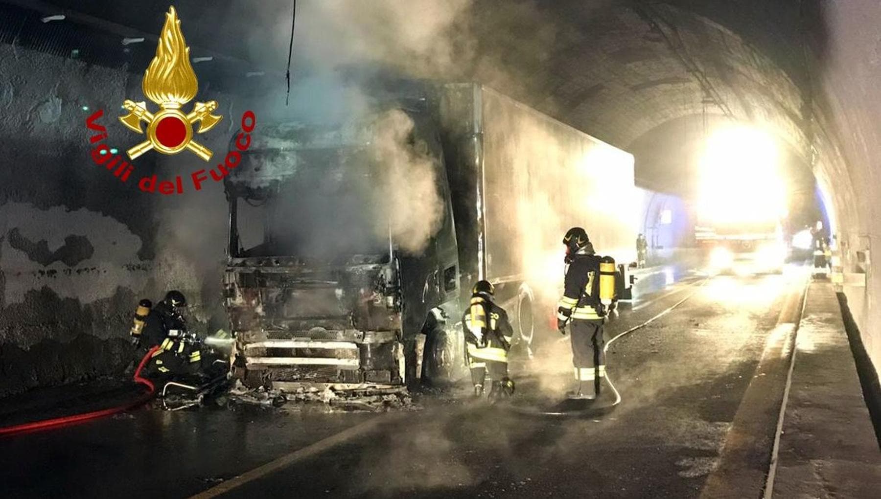 Camion in fiamme in galleria, chiusa l’autostrada A1 nel Fiorentino, 16 chilometri di coda