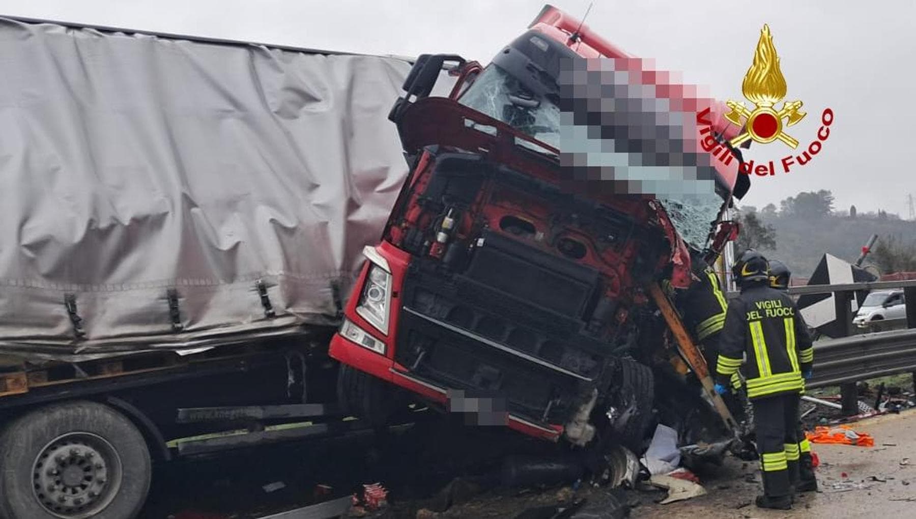 A1, camion invade carreggiata opposta tra Firenze Sud e Incisa: traffico bloccato sui due sensi