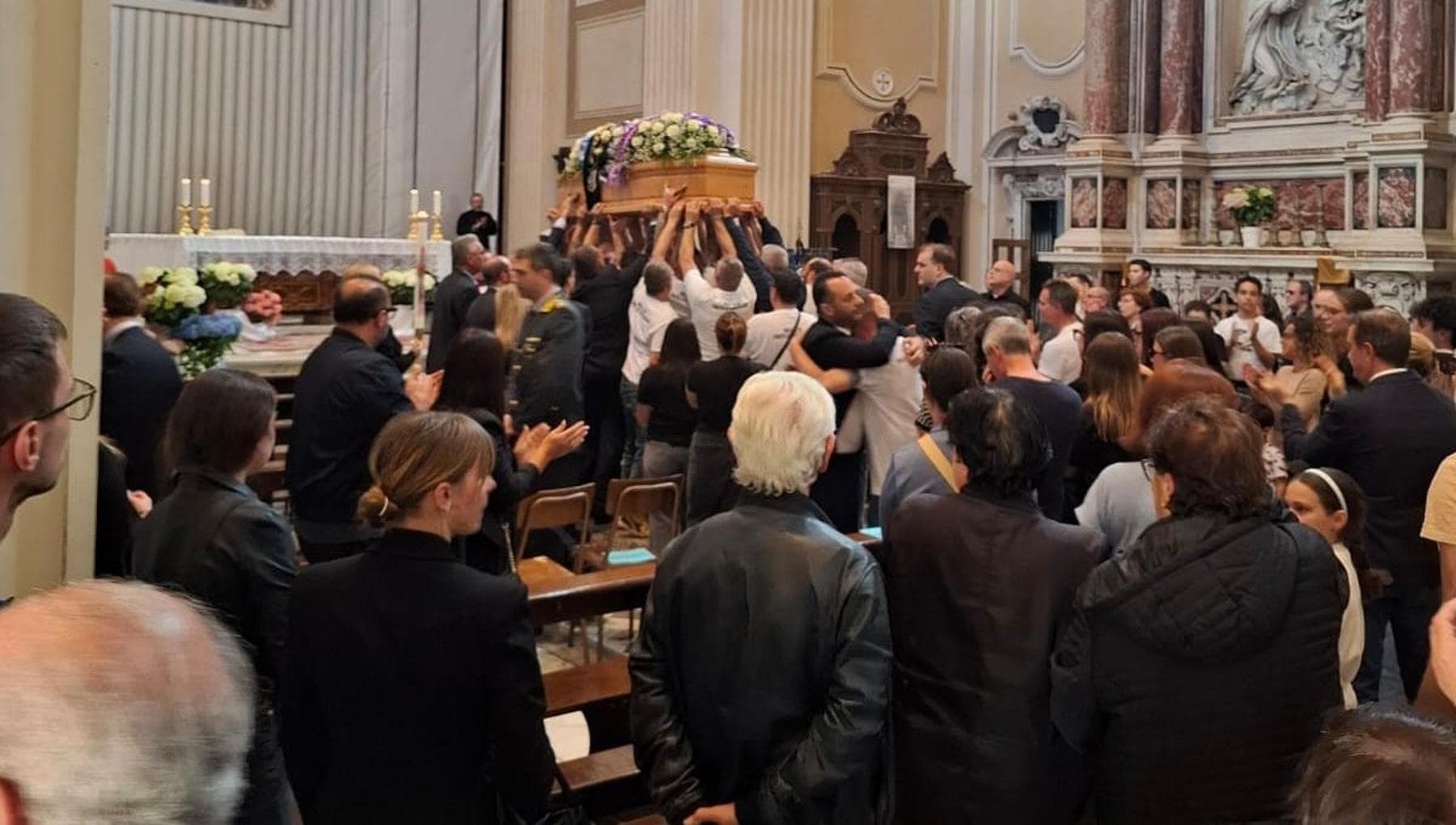 In migliaia a Massa per il funerale di Giacomo Bongiorni. Il vescovo: “Ha fatto una cosa giusta”