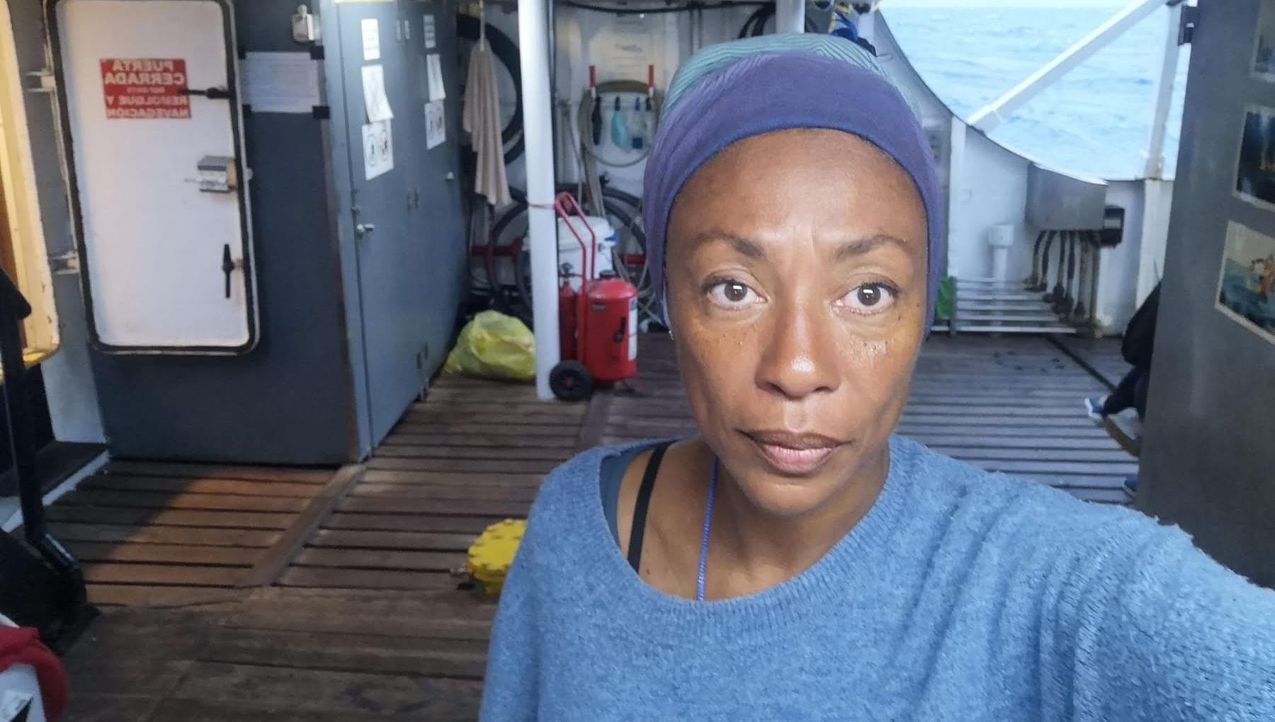 Flotilla, l’imbarcazione di Bundu affondata per una tempesta: “Siamo dodici naufraghi”
