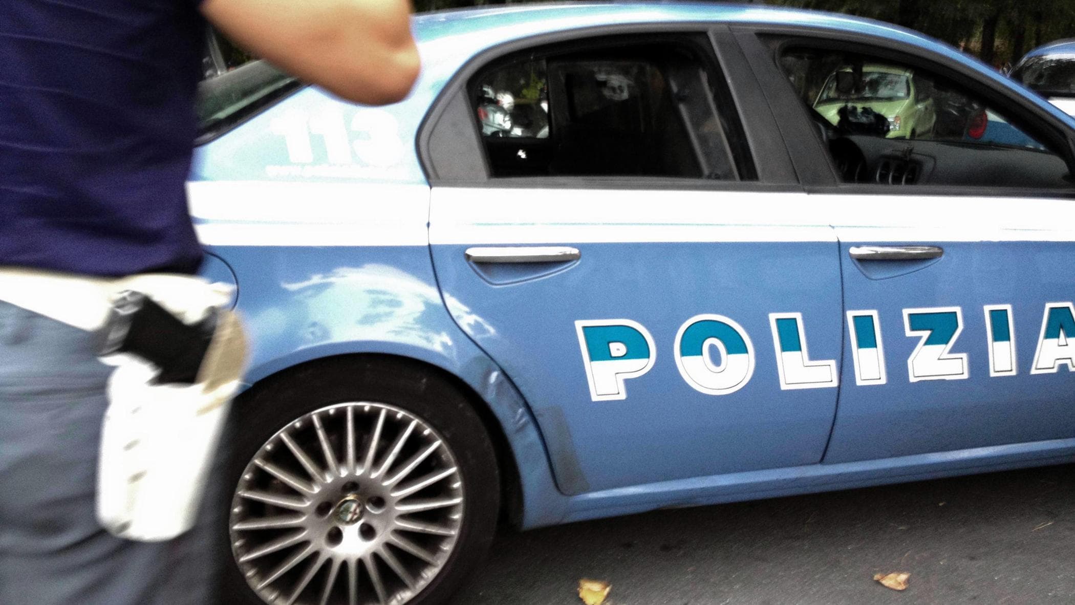 Agguato a colpi di pistola in un parcheggio: un morto a Livorno