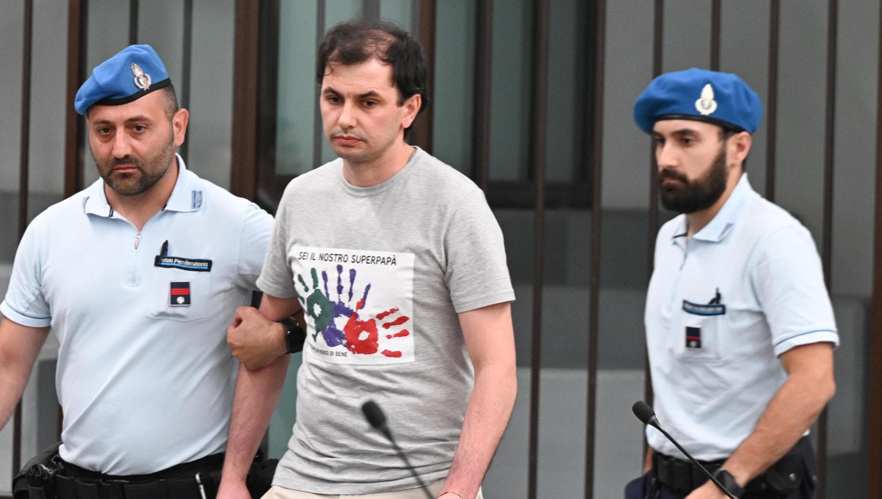 firenze ergastolo al killer di ana maria andrei e maria denisa paun in aula con la maglietta disegnata dai figli sei il nostro superpap224 da Firenze.repubblica.it firenze ergastolo al killer di ana maria andrei e maria denisa paun in aula con la maglietta disegnata dai figli sei il nostro superpap224