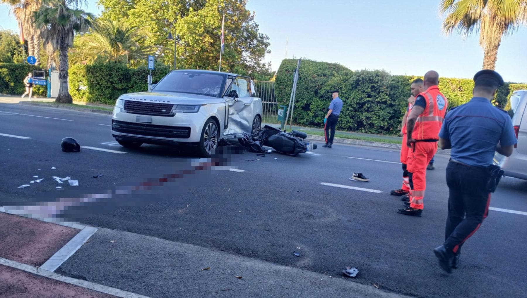 Versilia, collision between cars and scooters: 17-year-old boy dies. The driver flees on foot