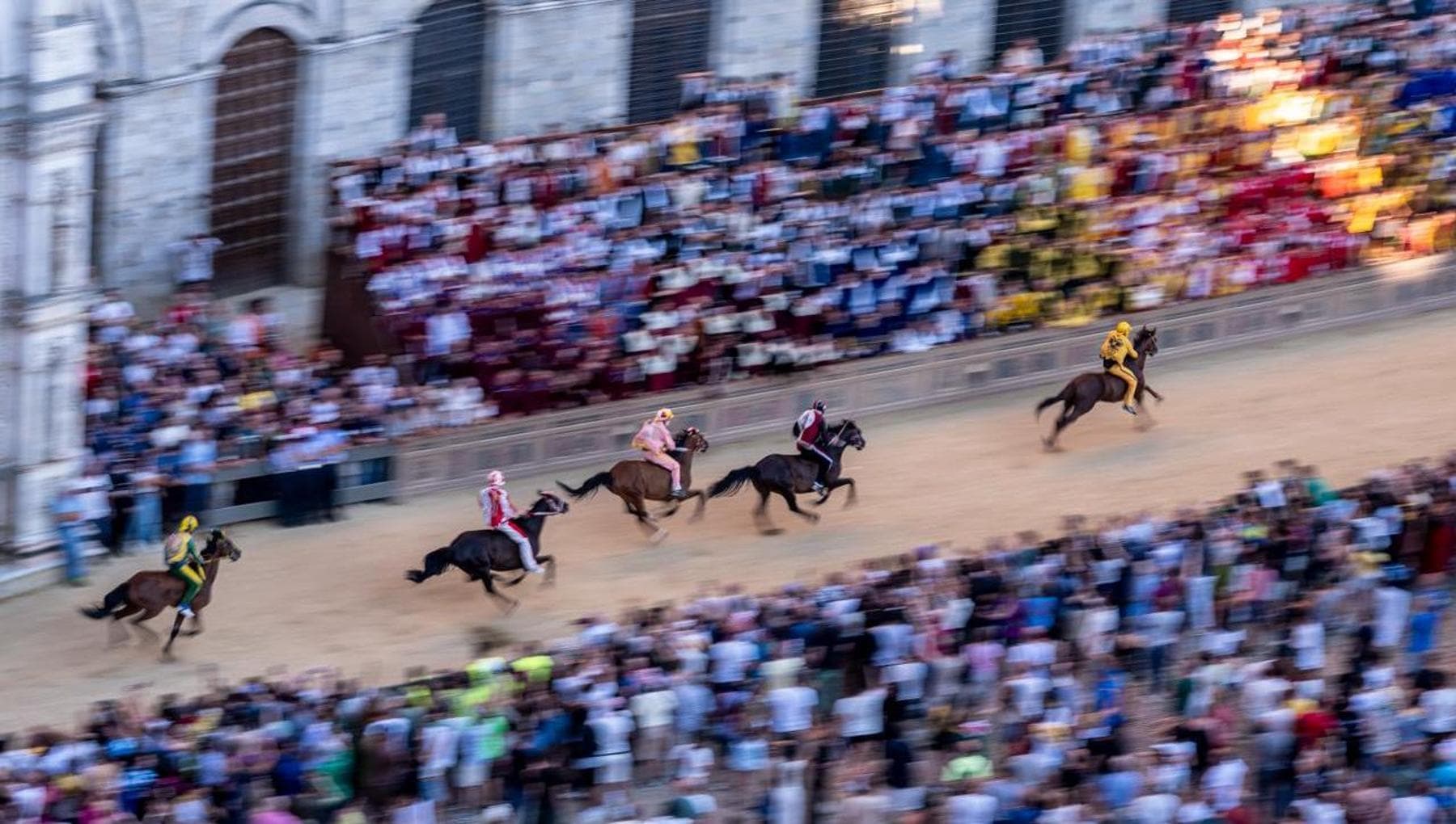 Palio di Siena, trionfa l’Aquila con Tittia: la contrada non vinceva dal 1992