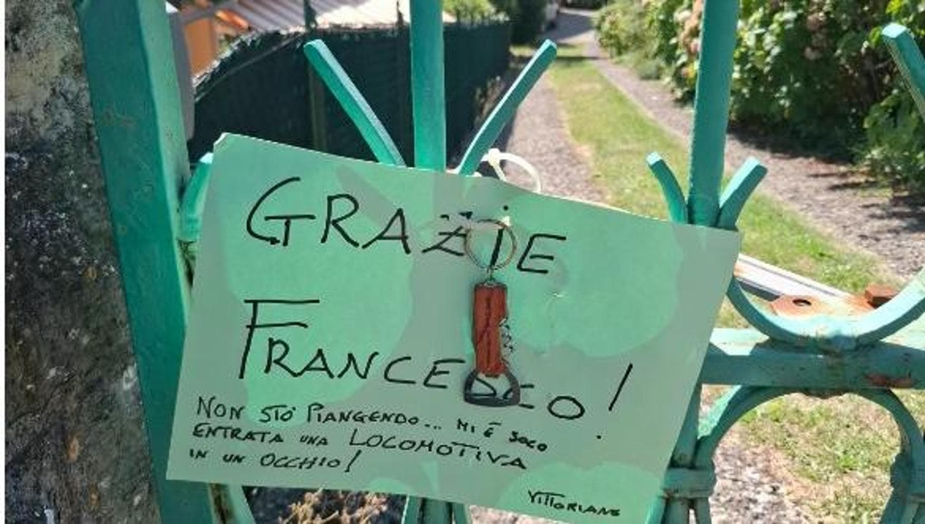 La spilla dell’Anpi, il cavatappi, i fiori: il pellegrinaggio dei fan a Pavana per l’addio a Guccini