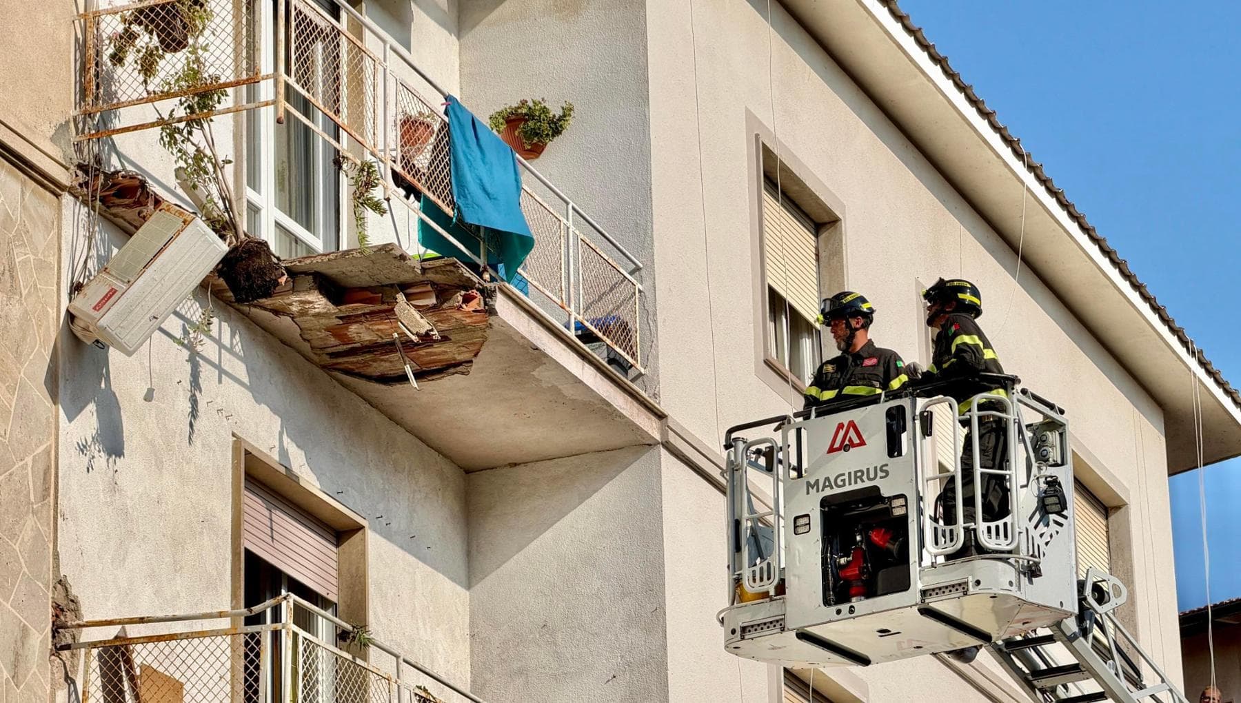 crolla un balcone a livorno donna rimane uccisa nella caduta da Firenze.repubblica.it crolla un balcone a livorno donna rimane uccisa nella caduta