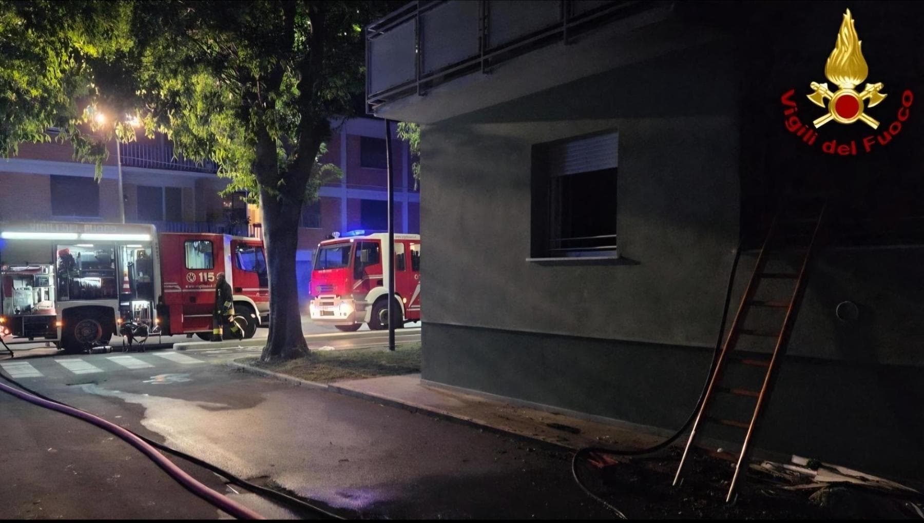Um incêndio deflagrou num edifício em Lucca, matando 2 pessoas e ferindo outras 13: a causa do incêndio está sob investigação