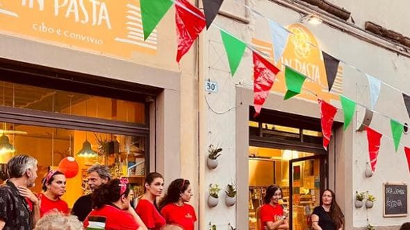 Lucca, ristorante espone la bandiera della Palestina e viene riempito di recensioni negative online