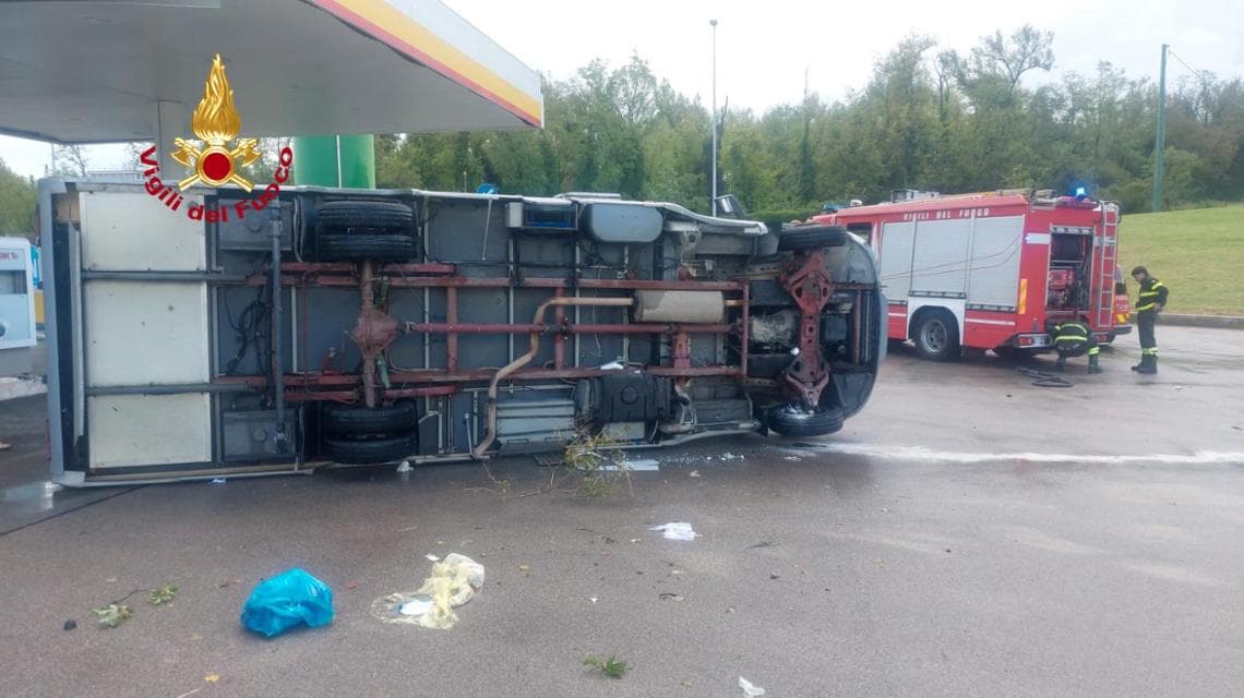 Il camper ribaltato nell'area di servizio