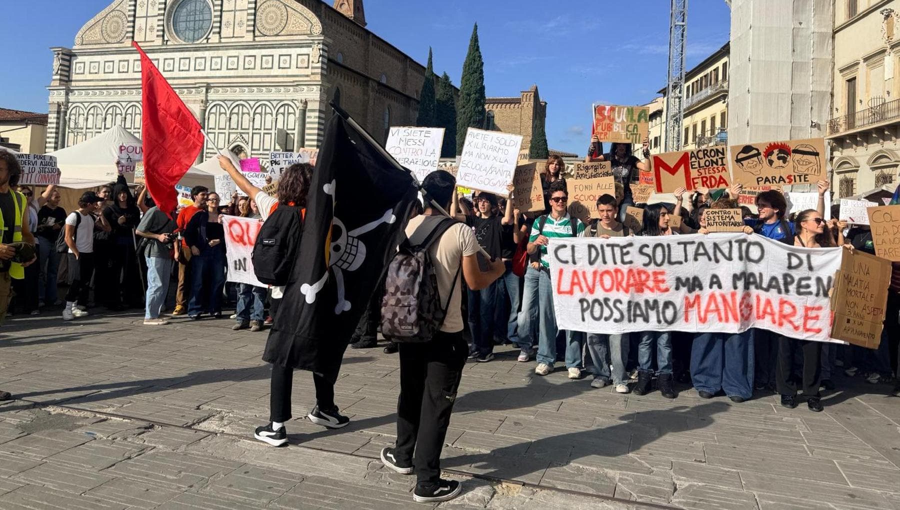Contro il caro vita e gli stipendi bassi, a Firenze “Tutti in piazza” raduna 200 persone