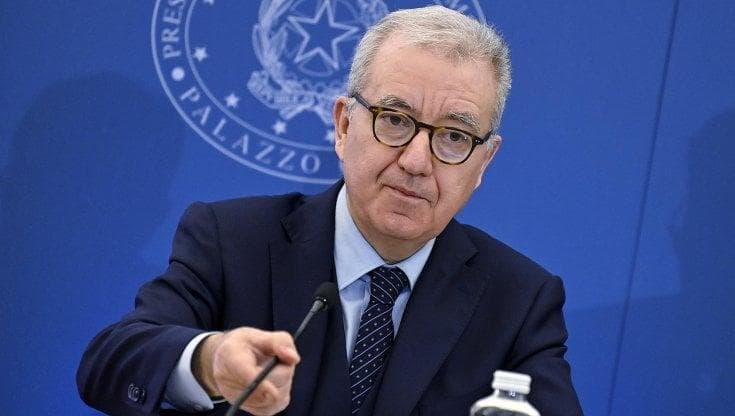 L’allarme di Mantovano: “Molti giovani prima di darsi alle devastazioni assumono droghe”