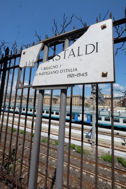 corso-gastaldi-spaccata-la-targa-del-partigiano-bisagno-la-repubblica