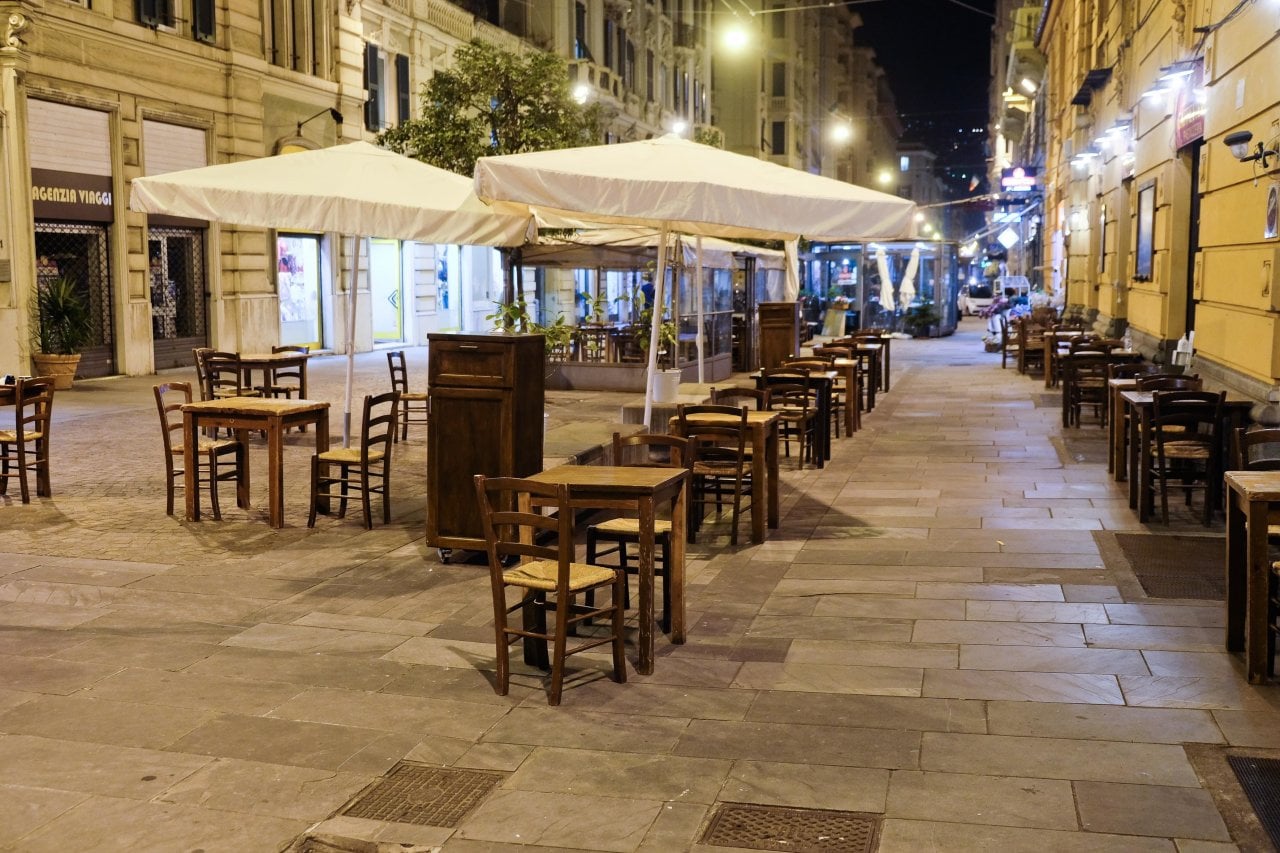 Covid, la notte diventa arancione e Genova chiude bar e ristoranti - la