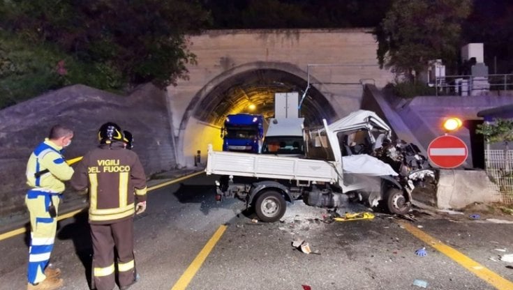 Furgone tampona Tir in autostrada, un morto e due feriti - la Repubblica