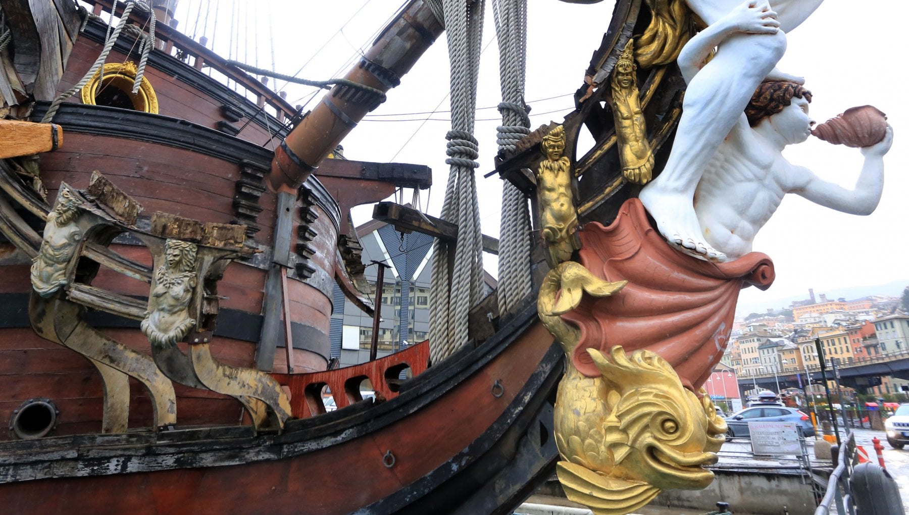 Genova Il Galeone Del Film Pirati Perde I Pezzi La Repubblica