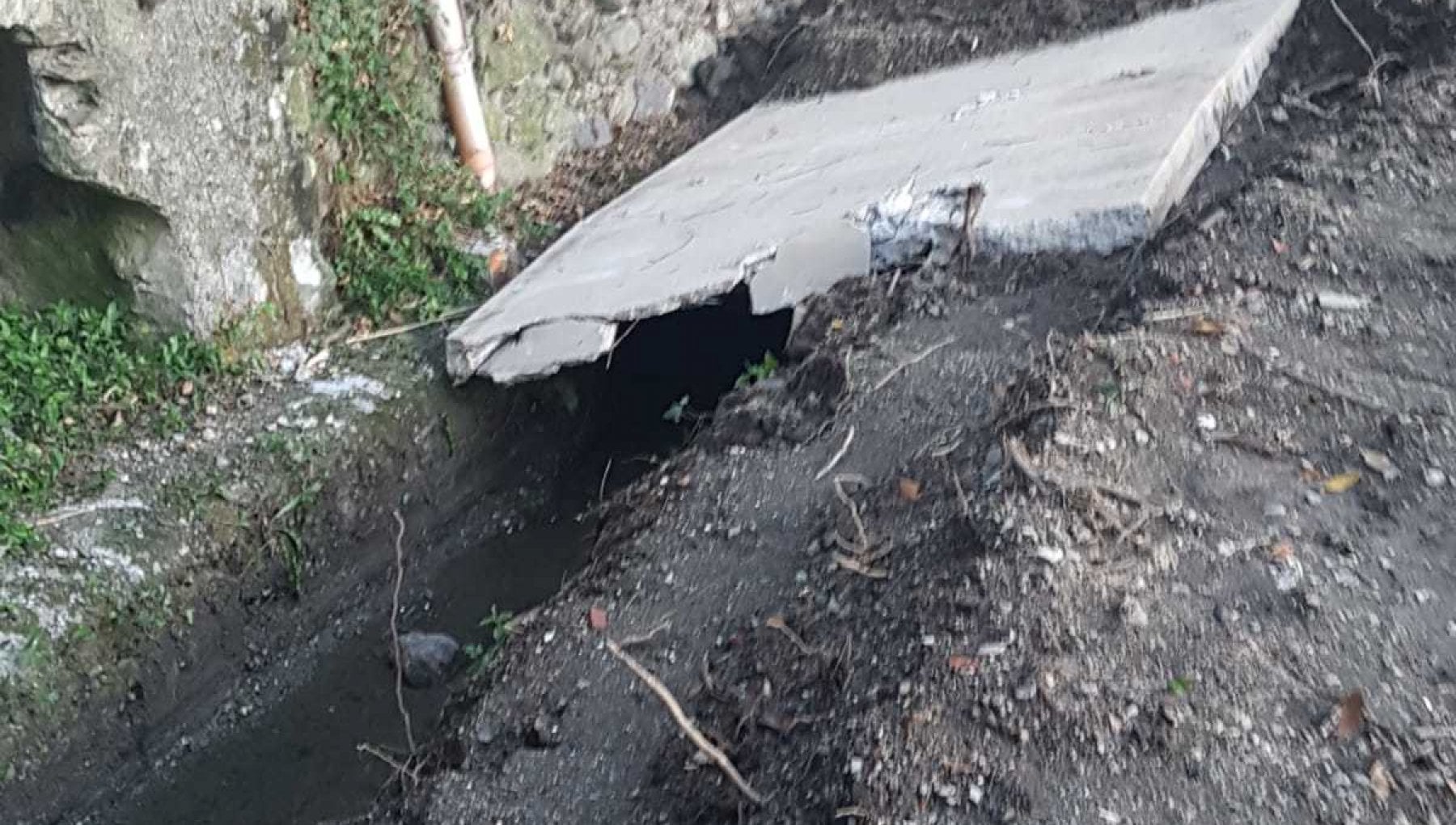 Genova, a San Quirico spunta per sbaglio una soletta di cemento sul