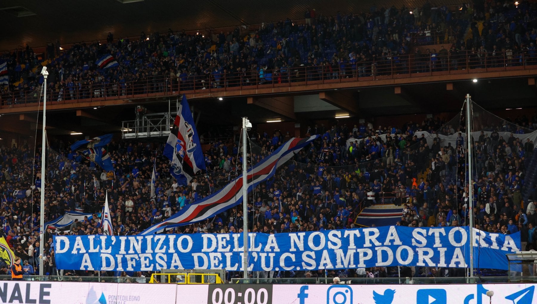 Sampdoria, la squadra è retrocessa, ma i tifosi invadono S.Siro - la ...