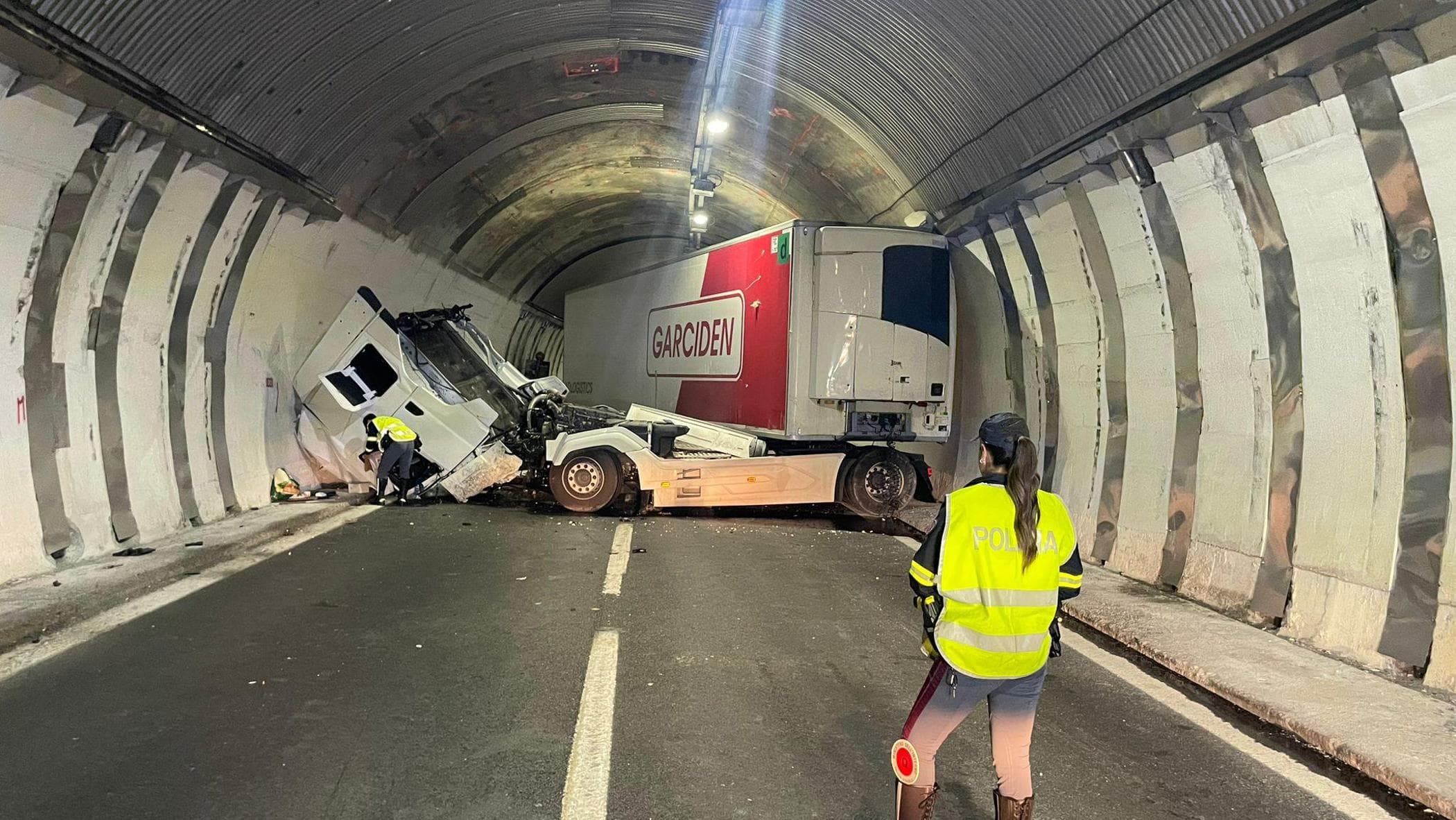 Camion su un fianco in galleria, traffico in tilt tra Varazze e Celle ...