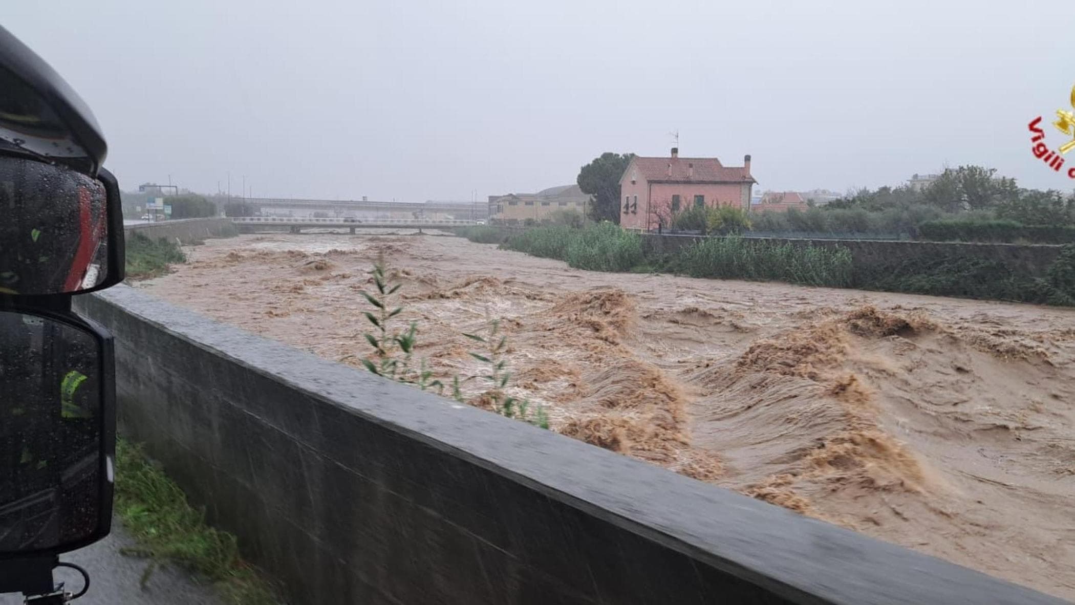 Liguria'da kötü hava, Arenzano'da bir kayıp, merkez batıda kendi kendine düzelen fırtınalar, yol ve otoyol sorunları