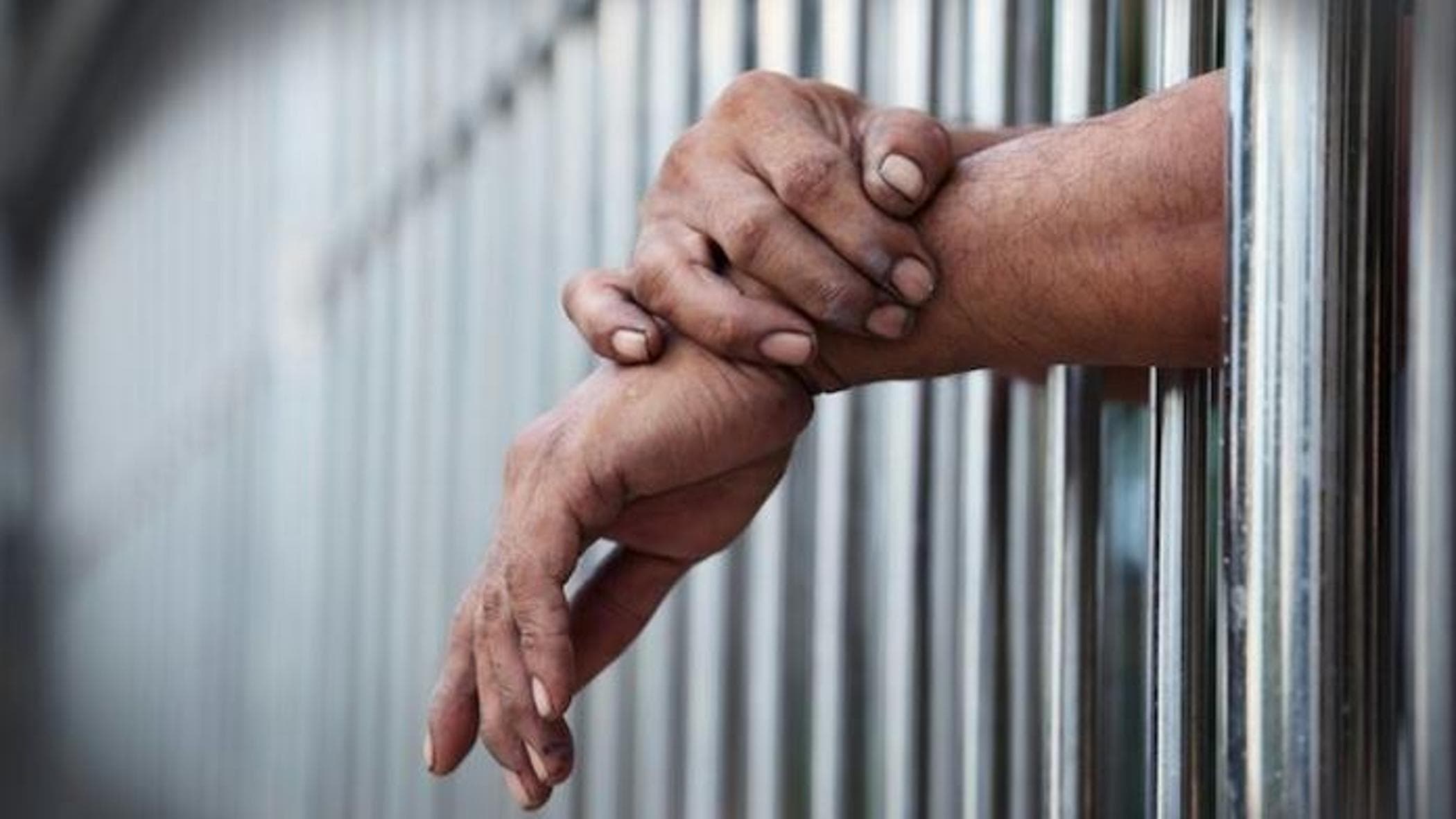 Bisiklete sarhoş bindiği için altı ay hapis cezasına çarptırıldı, atölyede tutuklanıyor ve işini kaybediyor