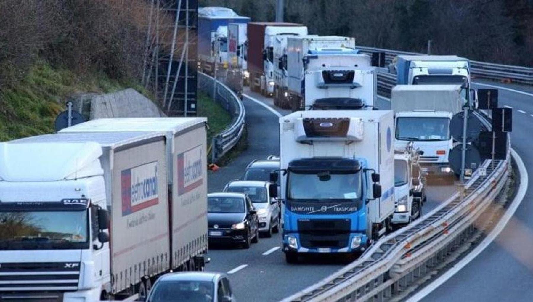 Tamponamento tra due auto in A10, sette chilometri di coda - la Repubblica
